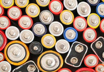 viele Batterien auf einem Haufen
