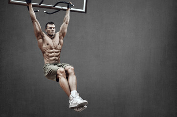guy bodybuilder do chin-ups