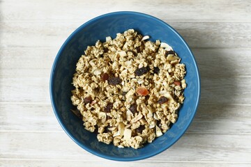 Bol azul con cereales sobre fondo rústico de madera