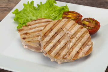 Grilled tuna steak with kumato