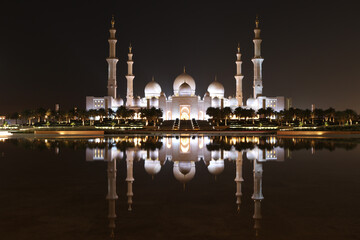 Fototapeta na wymiar Sheikh Zayed Mosque at Night
