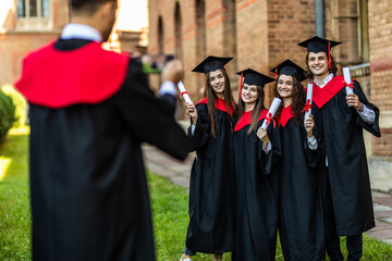 Obraz premium Group of students taking a picture in their graduation at University ceremony