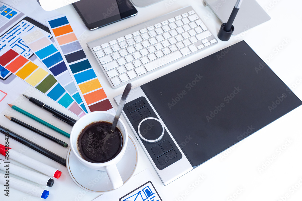 Aufkleber designer flatly. desktop of the mobile app designer. computer, graphic tablet, markers and color pal