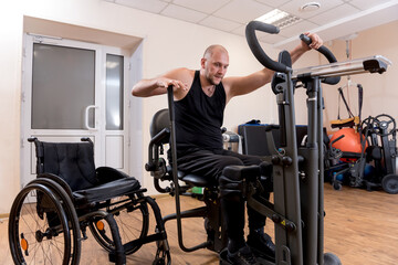 Obraz premium Disabled man training in the gym. Rehabilitation center