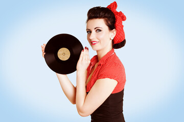 Frau hält Schallplatte