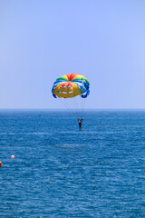 Parasailing auf dem blauen Meer