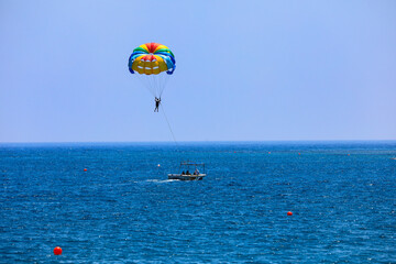 Parasailing auf dem blauen Meer