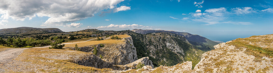 Fototapeta na wymiar Gurzuf Yaila plateau at an altitude of 1400-1500 m above sea level. Crimean nature reserve. Panoramic landscape. HDR photography. Republic of Crimea.