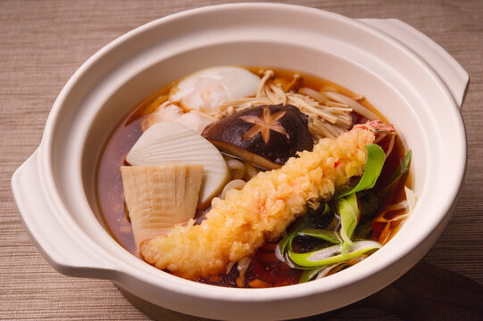 buckwheat soba noodle soup with shrimp tempura, shiitake mushroom, bamboo shoot, scallion in hot dash broth in cray pot