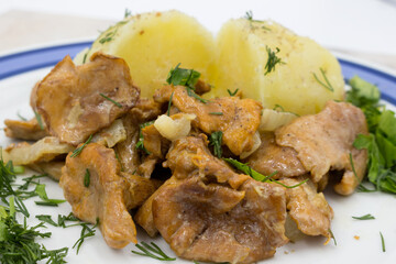 Stewed chanterelles in white sauce with boiled potatoes.