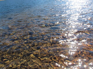 superficie de río con vista de piedras