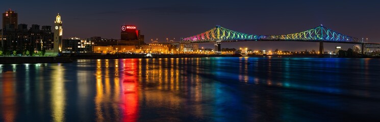 Fototapeta na wymiar Jacques Cartier Bridge at Night