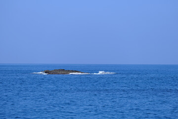 Fototapeta na wymiar 海に浮かぶ小島の息吹