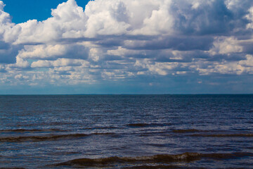 Obraz premium Beautiful coastline under blue cloudy sky