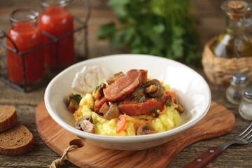 Smoked pork ribs stewed with mushrooms, onions and carrots in tomato sauce served with mashed potatoes.