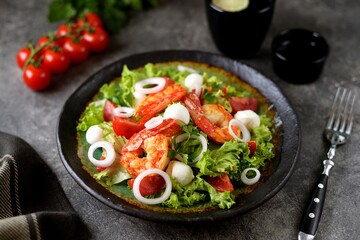 Salad with fried langoustines with mozzarella, cherry tomatoes, red onion, lettuce and olive oil.