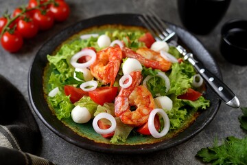 Salad with fried langoustines with mozzarella, cherry tomatoes, red onion, lettuce and olive oil.
