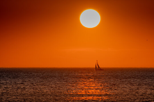 Romatischer Sonnenuntergang mit Segelboot