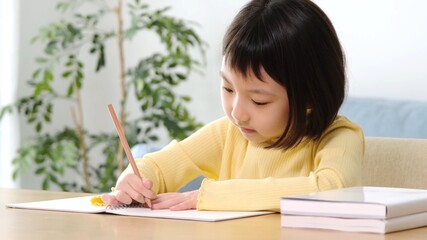 自宅で勉強をする女の子