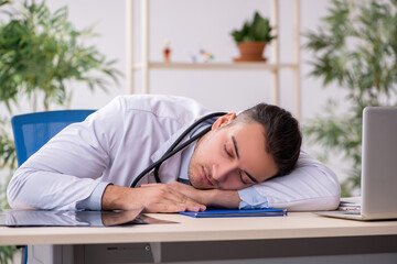 Obraz premium Young male doctor working in the clinic