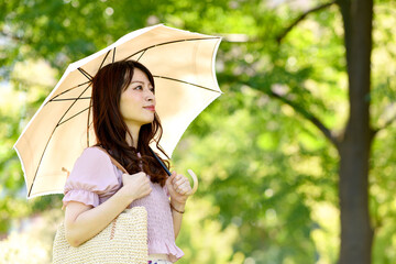 日傘をさす若い女性
