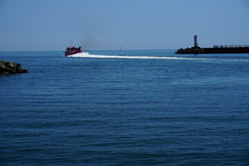 乗客を乗せて出港する熱海港遊覧船