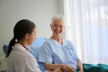 Fototapeta premium doctor talking to senior patient