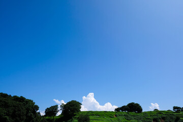 晴れた夏の空に浮かぶ入道雲
