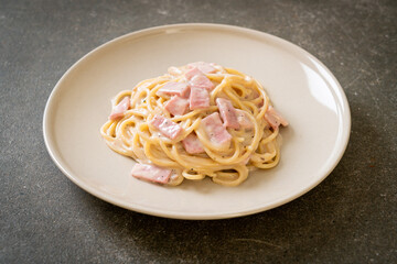 spaghetti white cream sauce with ham