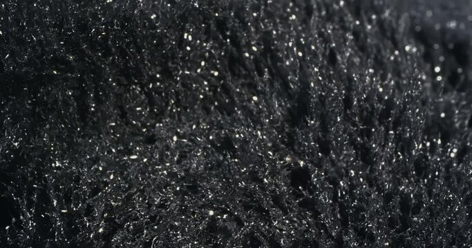 Motion Metallic Powder Under the Influence of a Magnetic Feld. Macro.