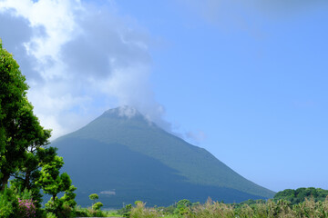 目の前にそびえ立つ開聞岳