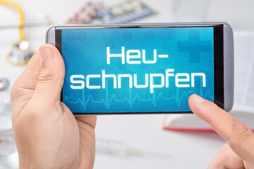 Smartphone mit dem Text Heuschnupfen auf dem Display