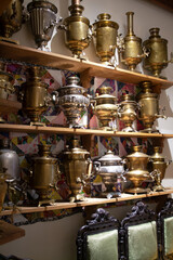 Fototapeta na wymiar A large number of antique samovars on shelves, Belarus