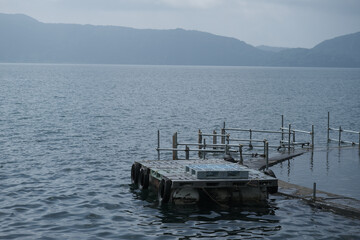 湖に浮かぶ桟橋
