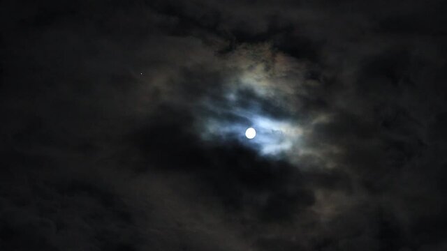 夜空　月と雲の動き