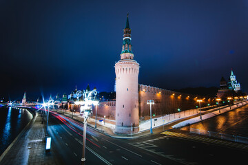 Obraz premium Beklemishevskaya tower against the night sky on red square in Moscow, winter evening, along the road going cars