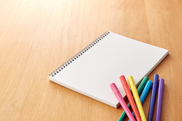 デスクイメージ　白紙のリングノート　水性カラーペン