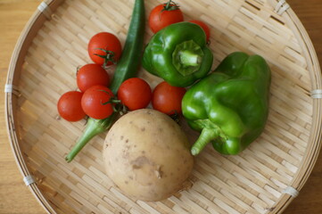 ざるの上の彩り野菜