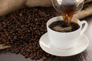 淹れたてのコーヒーとコーヒー豆