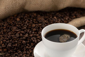 淹れたてのコーヒーとコーヒー豆