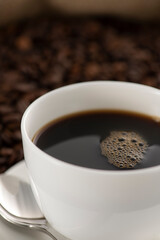 淹れたてのコーヒーとコーヒー豆