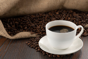 淹れたてのコーヒーとコーヒー豆