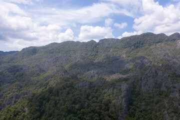 Naklejka premium Arial view of rock mountain in with cloudy sky