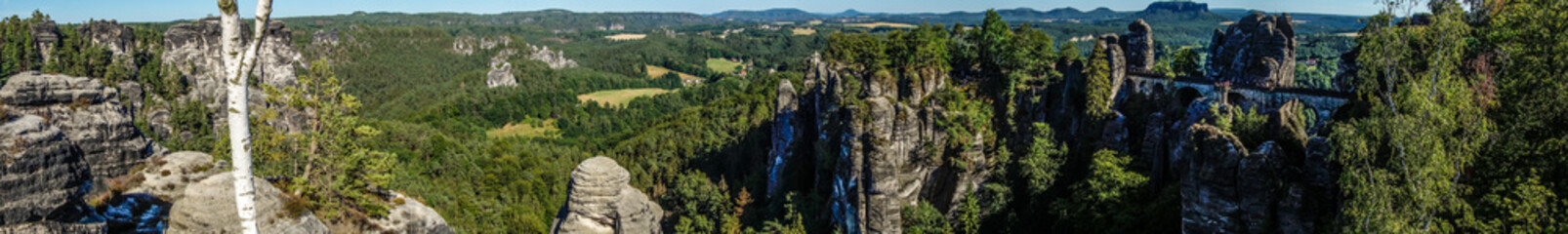 Extremes Panorama mit Bastei im Elbsandsteingebirge