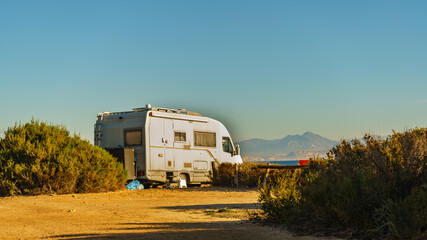 Obraz premium Camper car on beach, camping on seashore
