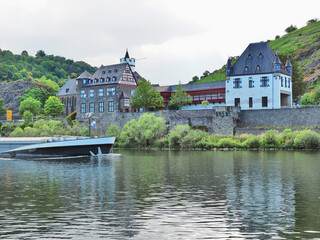 Fototapeta na wymiar Schloss von der Leyen – Wasserschloss an der Mosel bei Kobern-Gondorf