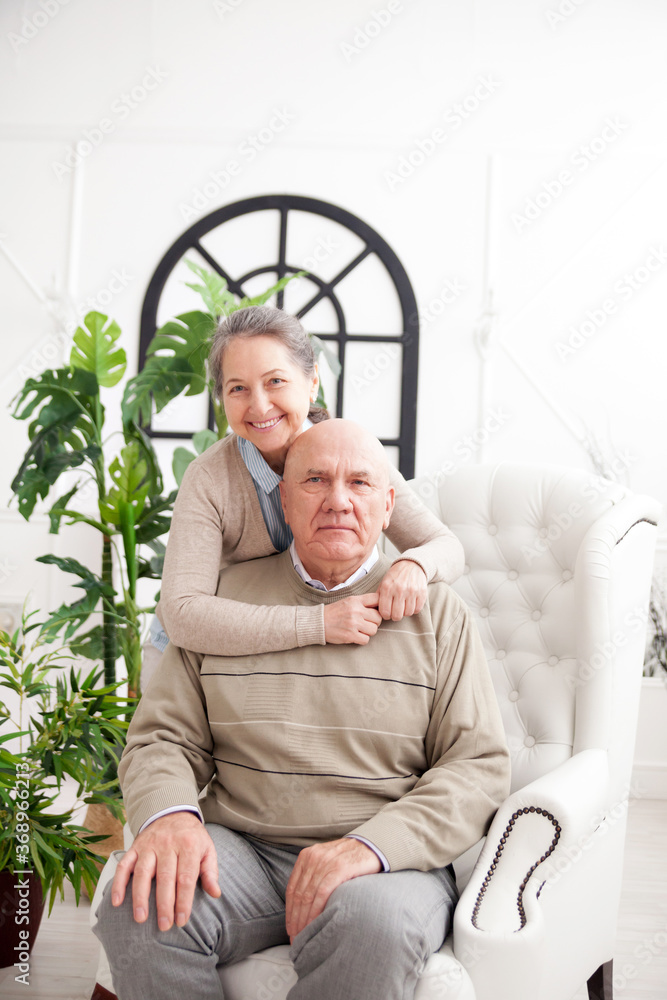 Poster Romantic old couple together in room