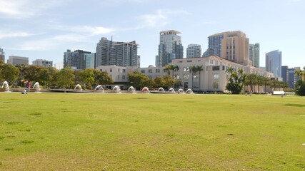 Obraz premium City park near San Diego county civic center in downtown, California coast, USA. Urban skyline, skyscrapers in Gaslamp Quarter. Cityscape of metropolis, highrise buildings near pacific harbour