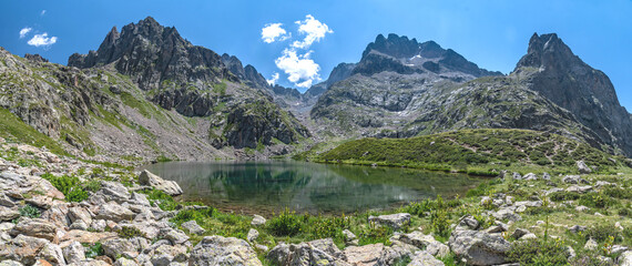 Fototapeta na wymiar Paysage de montagne dans le parc du Mercantour dans le Sud des Alpes Mountain landscape in Alps