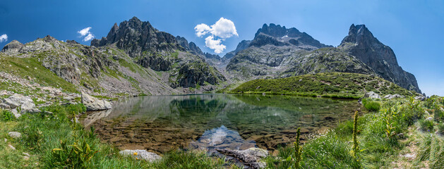 Fototapeta na wymiar Paysage de montagne dans le parc du Mercantour dans le Sud des Alpes Mountain landscape in Alps
